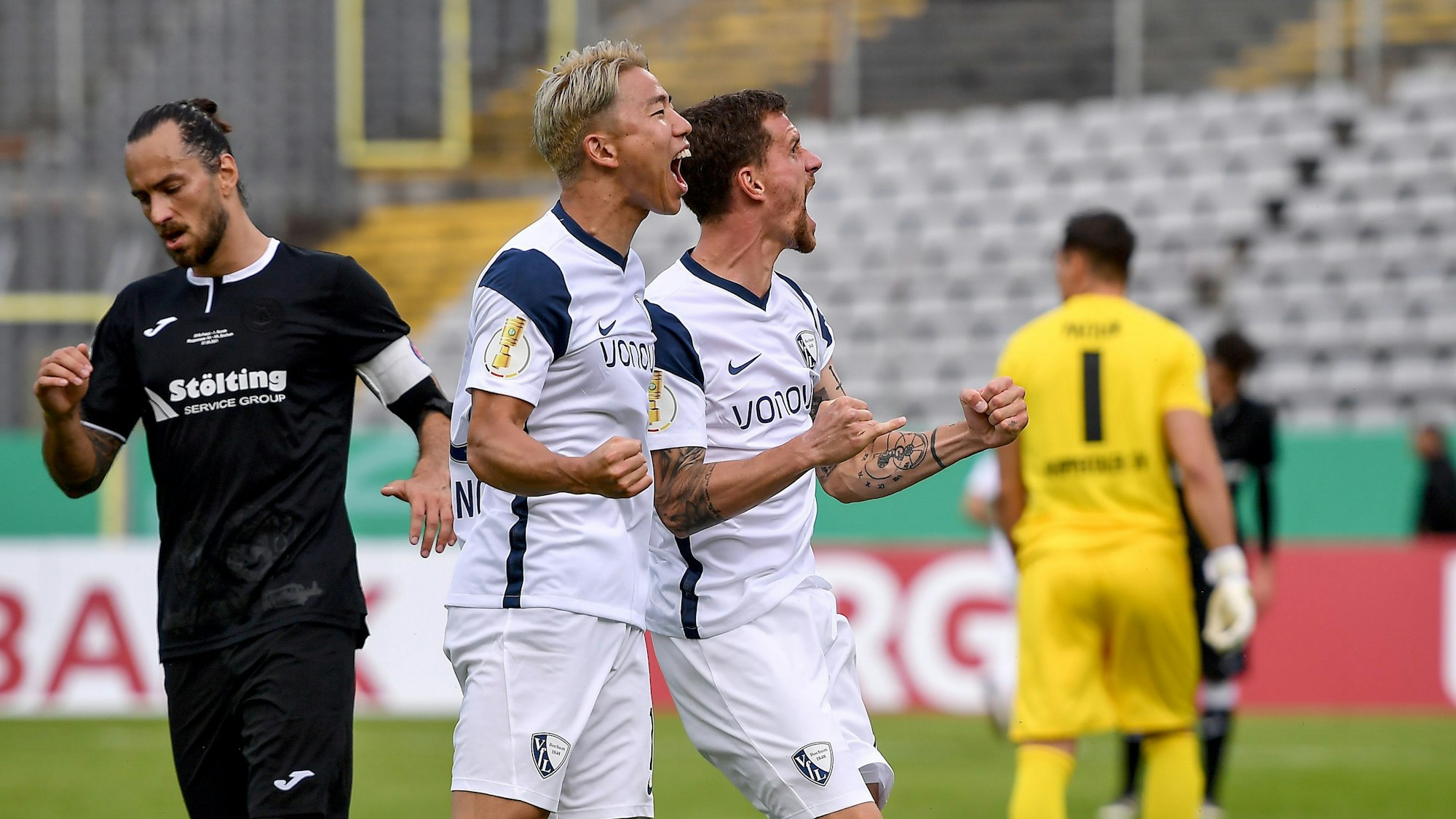 Simon Zoller (r.) bejubelt mit Takuma Asano sein Ausgleichstor im DFB-Pokalspiel beim Wuppertaler SV