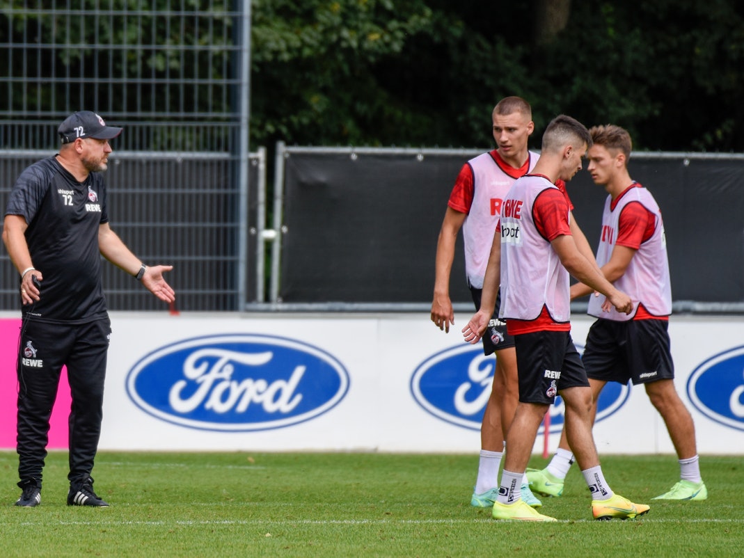 Steffen Baumgart spricht im Training beim 1. FC Köln mit seinen Spielern.