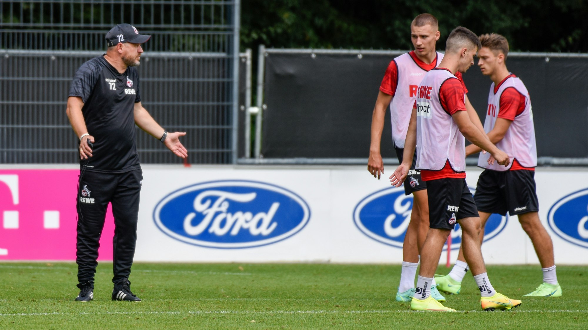 Steffen Baumgart spricht im Training beim 1. FC Köln mit seinen Spielern.
