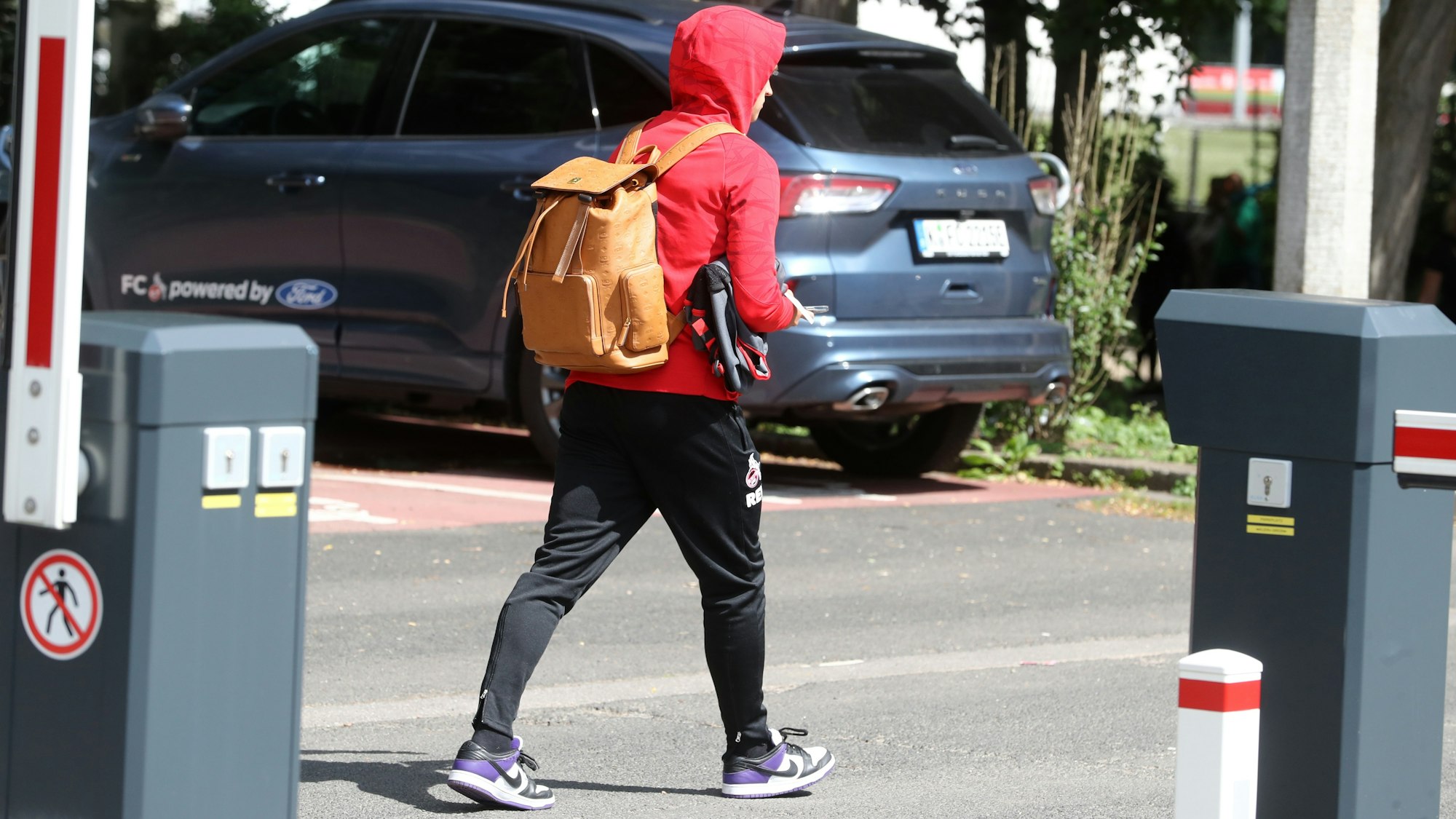 Noah Katterbach geht zu seinem Auto.