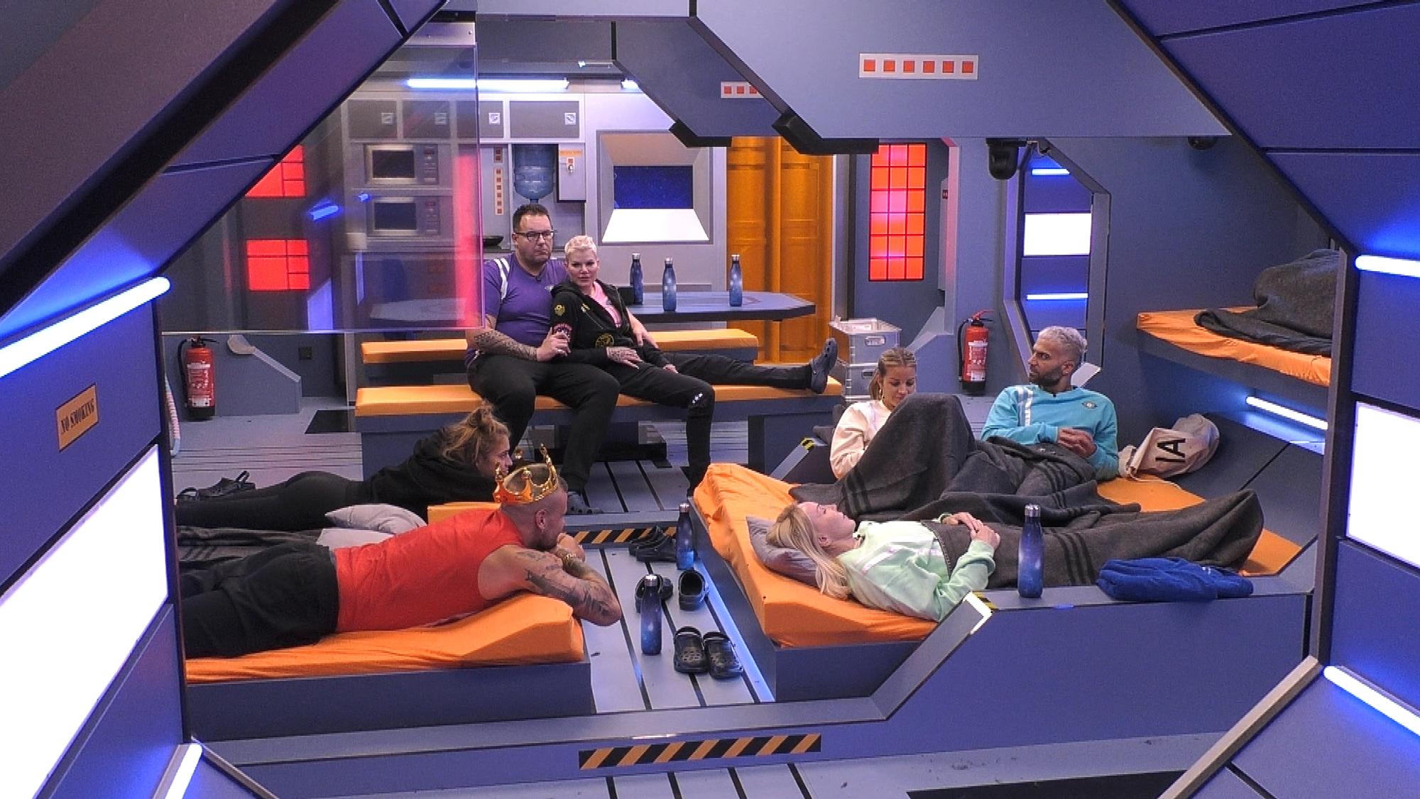 Promi Big Brother 2021, die ersten Promis in der Raumstation