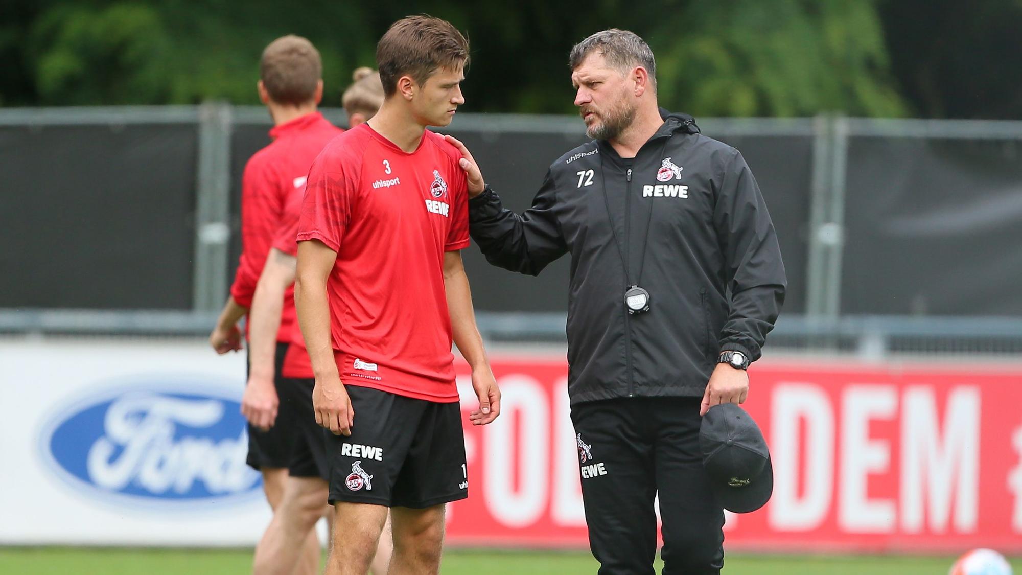 Steffen Baumgart spricht beim 1. FC Köln mit Noah Katterbach.