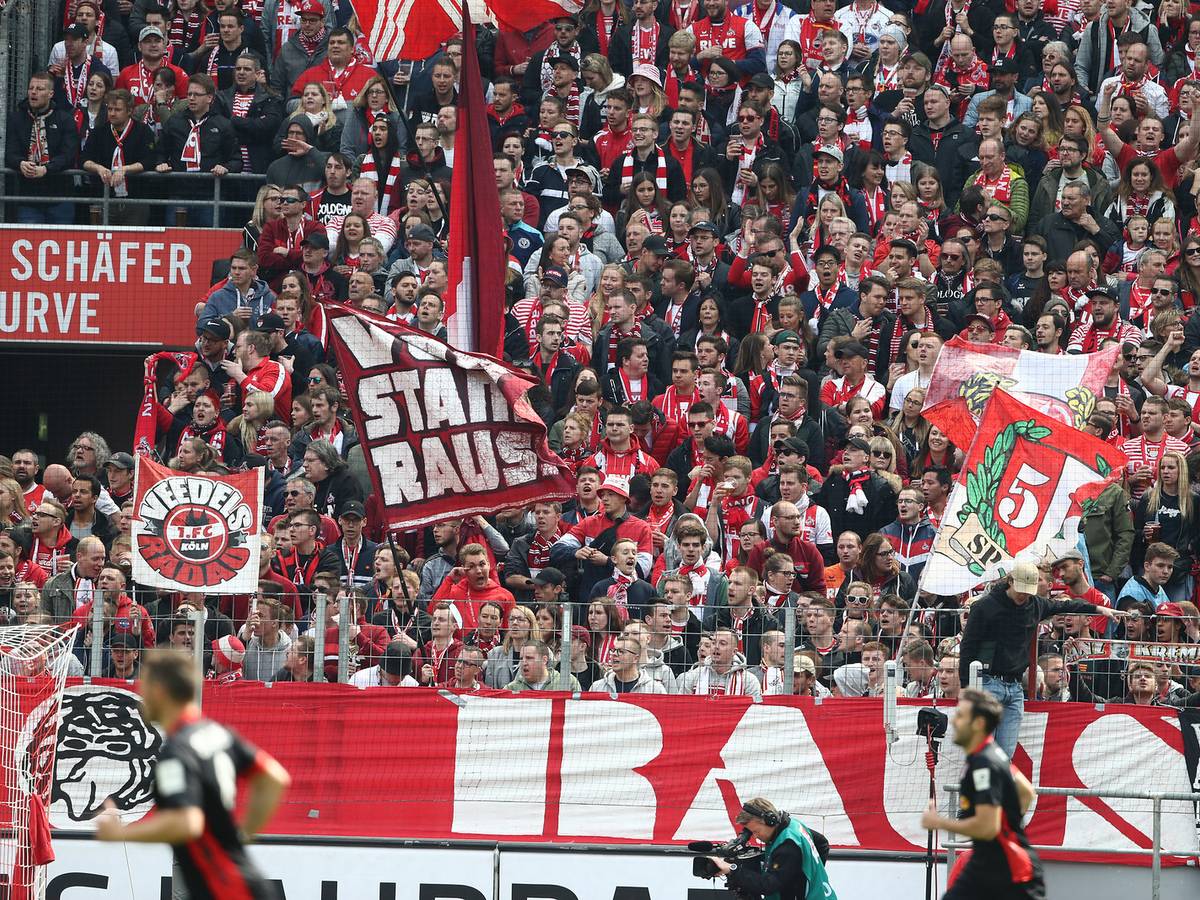 Fans auf der vollbesetzten Südtribüne im Rhein-Energie-Stadion in Köln.