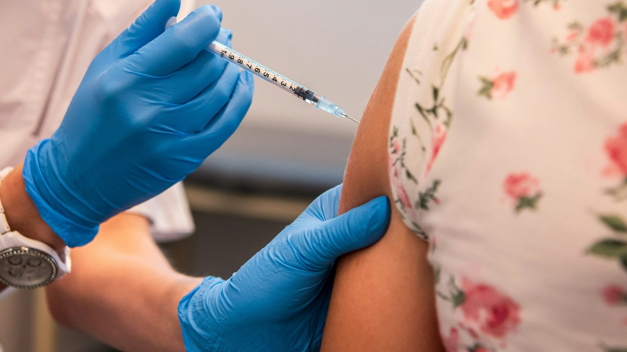 Die 15-jährige Clara wird im Impfzentrum geimpft. In Bremen können sich Kinder über zwölf Jahre gegen Corona impfen lassen.