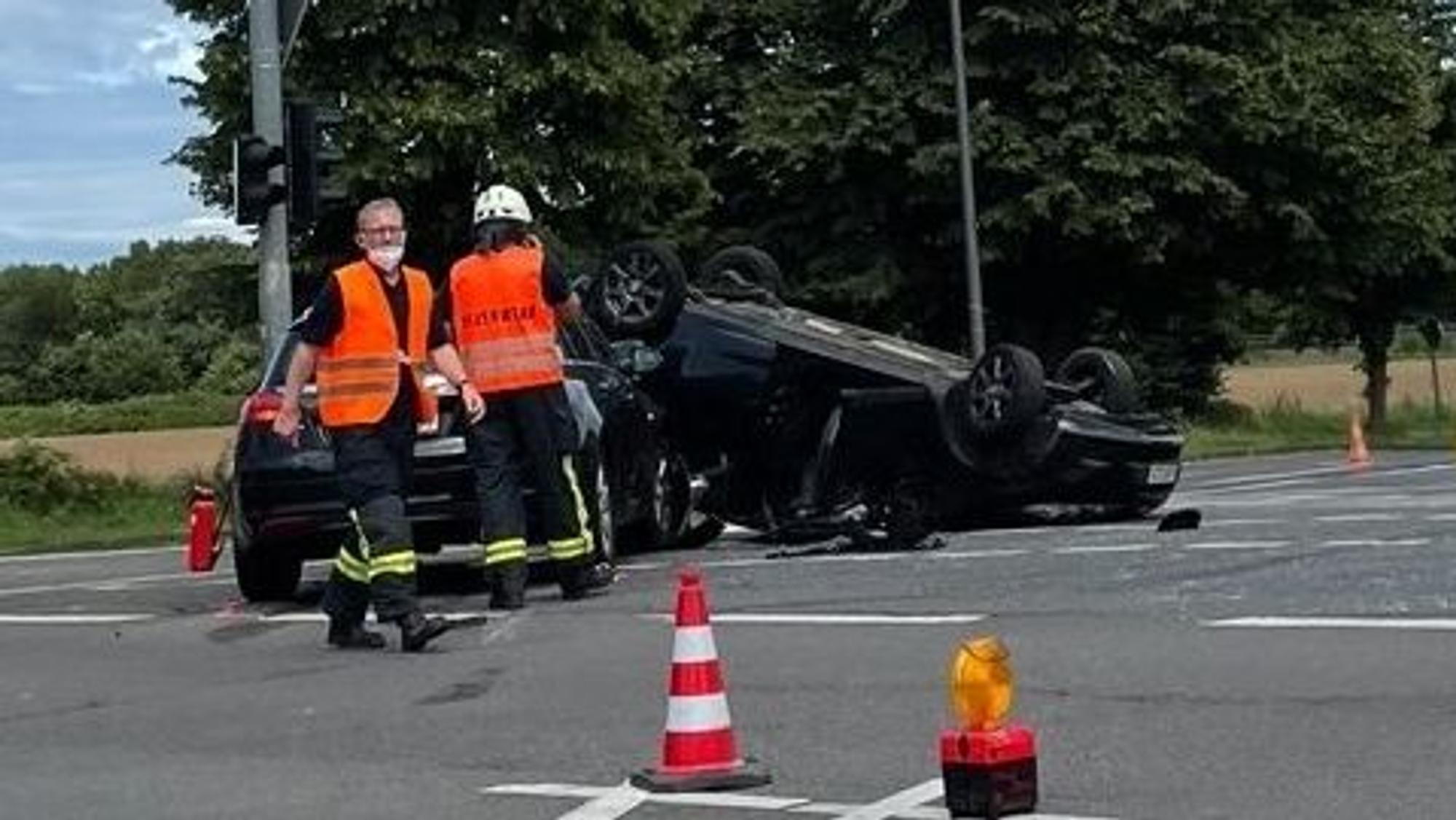 Die Polizei sichert die Unfallstelle, nachdem sich ein Auto überschlagen hat.