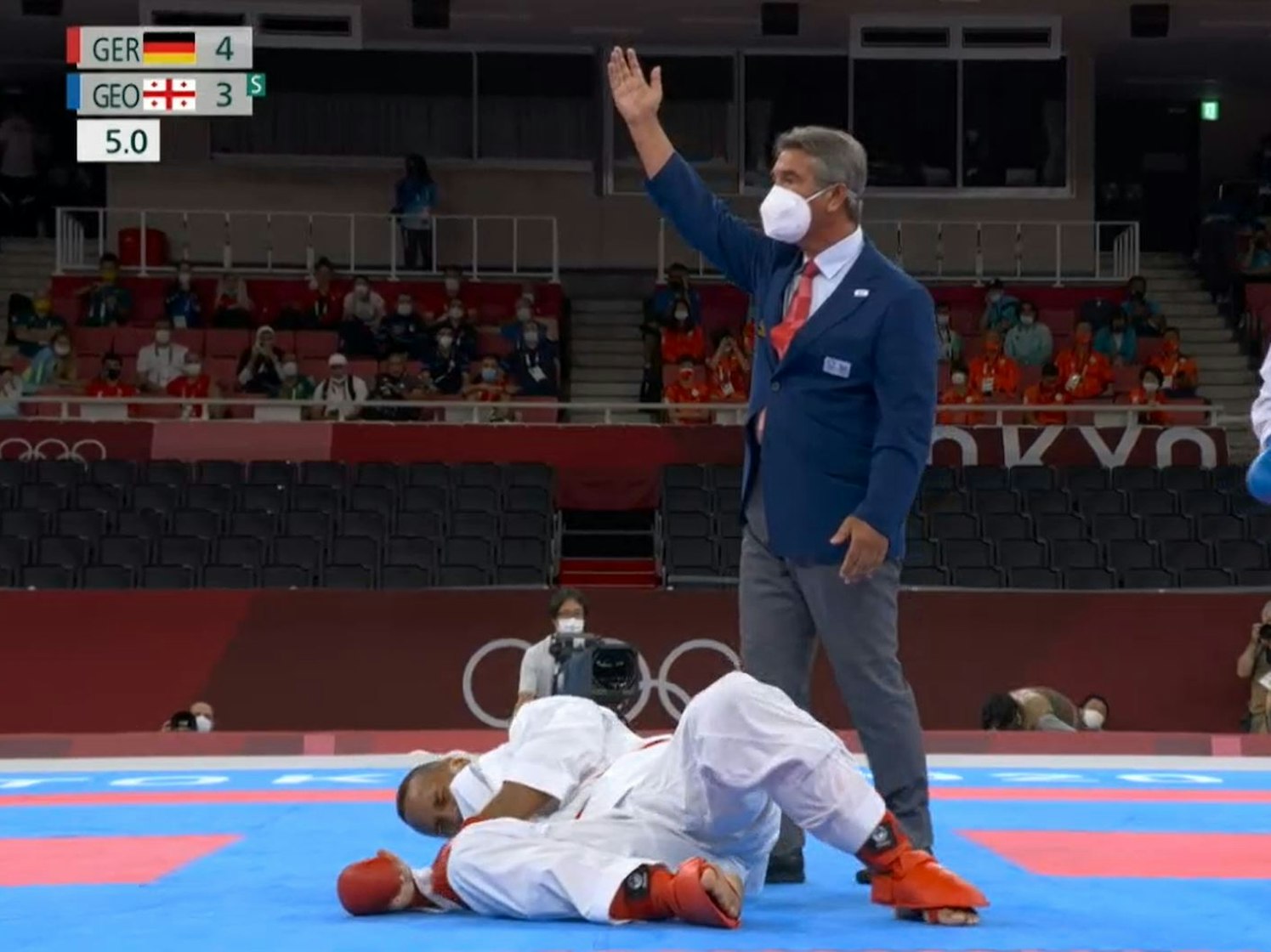 Der deutsche Karateka Jonathan Horne liegt verletzt auf der Matte