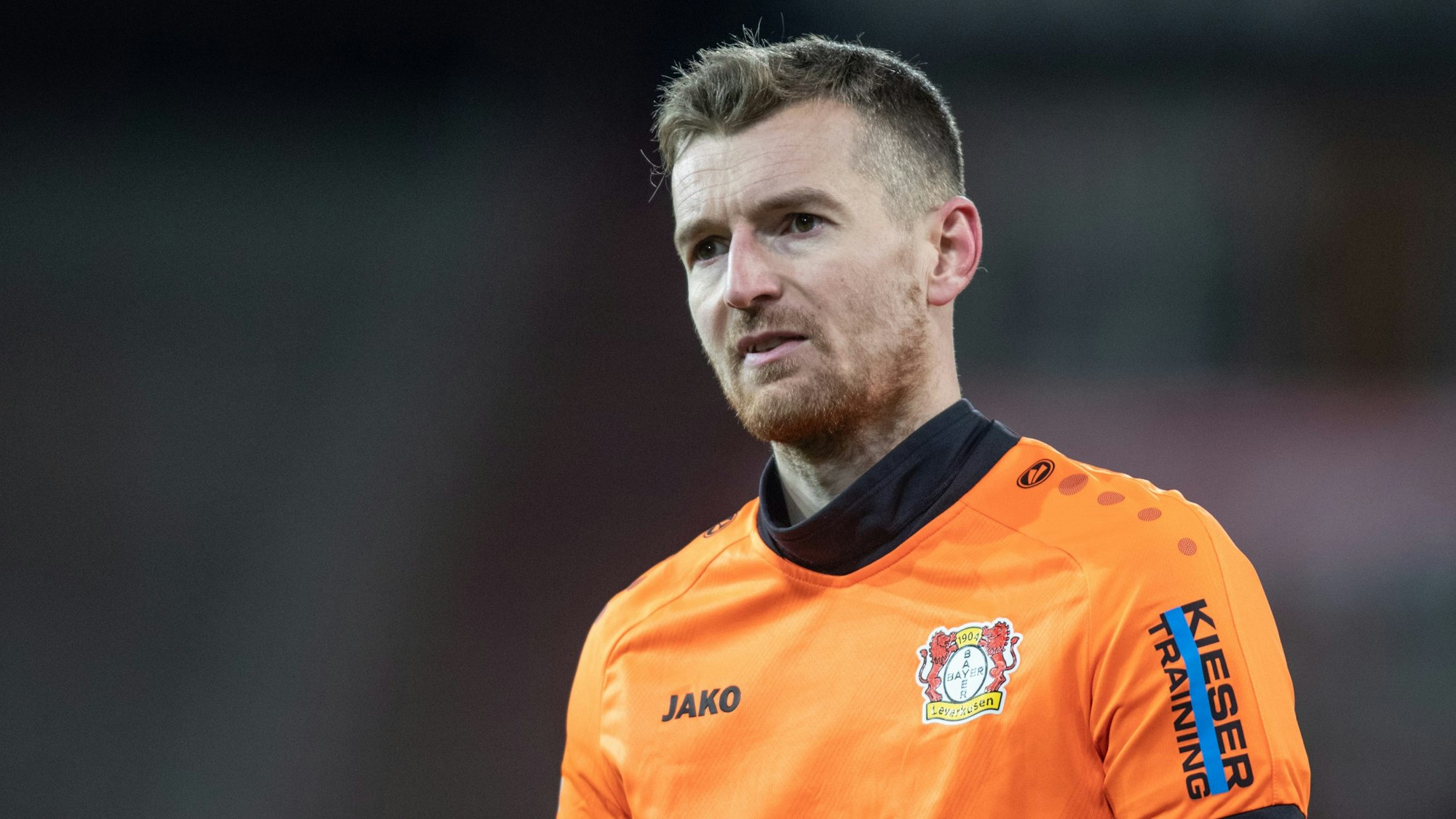 Bayer Leverkusens Torwart Lukas Hradecky blickt beim Bundesliga-Spiel gegen den 1. FC Union Berlin im Stadion An der Alten Försterei zur Seite.