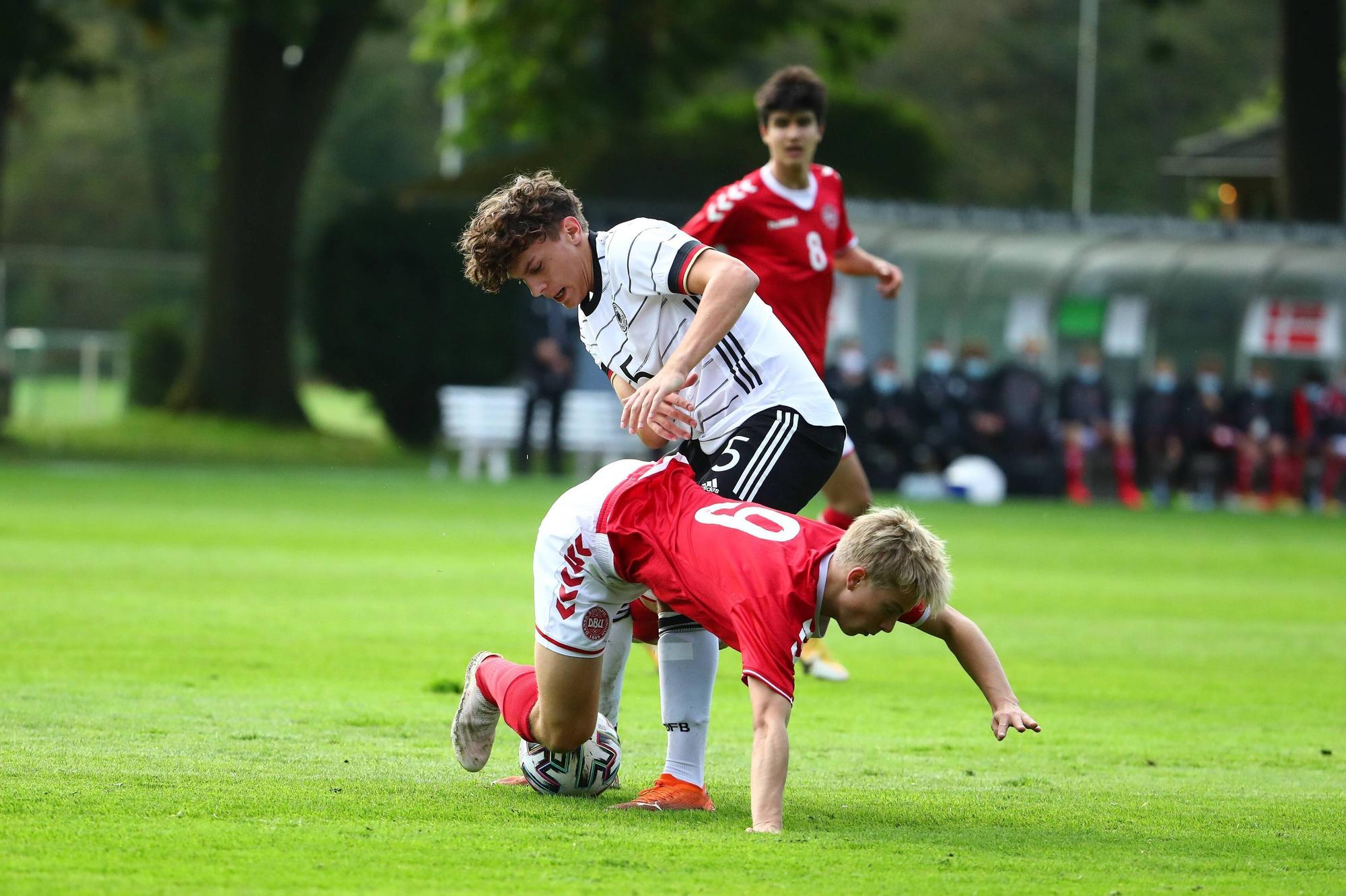 Julian Andreas Pauli im Duell mit dem Dänen Elias Hansborg-Sörensen bei einem U16-Länderspiel.