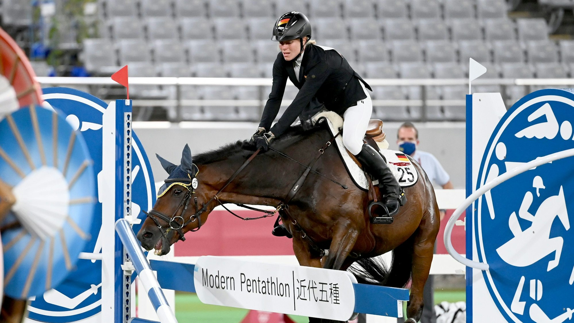 06.08.2021, Japan, Tokio: Moderner Fünfkampf: Olympia, Einzel, Frauen, Springreiten im Tokyo Stadium. Das Pferd Saint Boy von Annika Schleu aus Deutschland verweigert den Sprung. Foto: Marijan Murat/dpa +++ dpa-Bildfunk +++