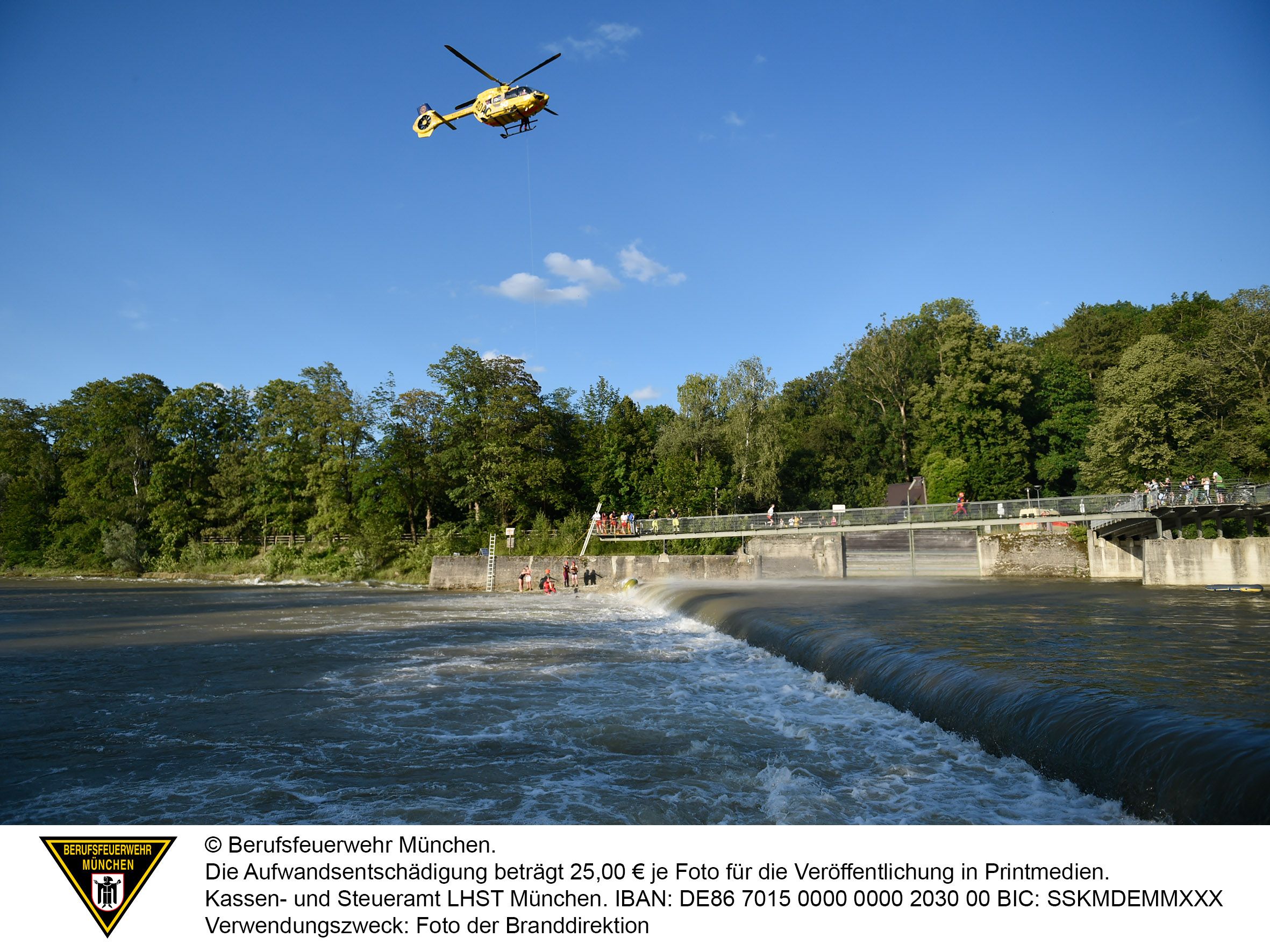 Ein Rettungshubschrauber steht über dem Stauwehr an der Marienklausenbrücke.