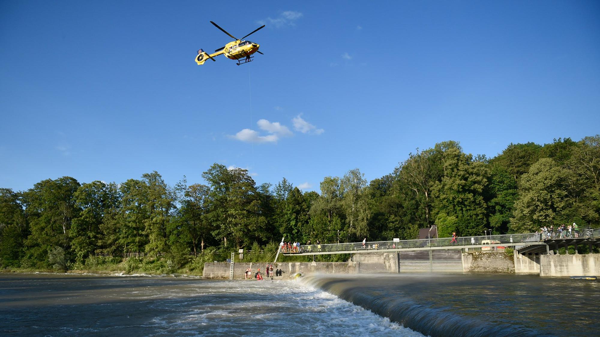 Ein Rettungshubschrauber steht über dem Stauwehr an der Marienklausenbrücke.