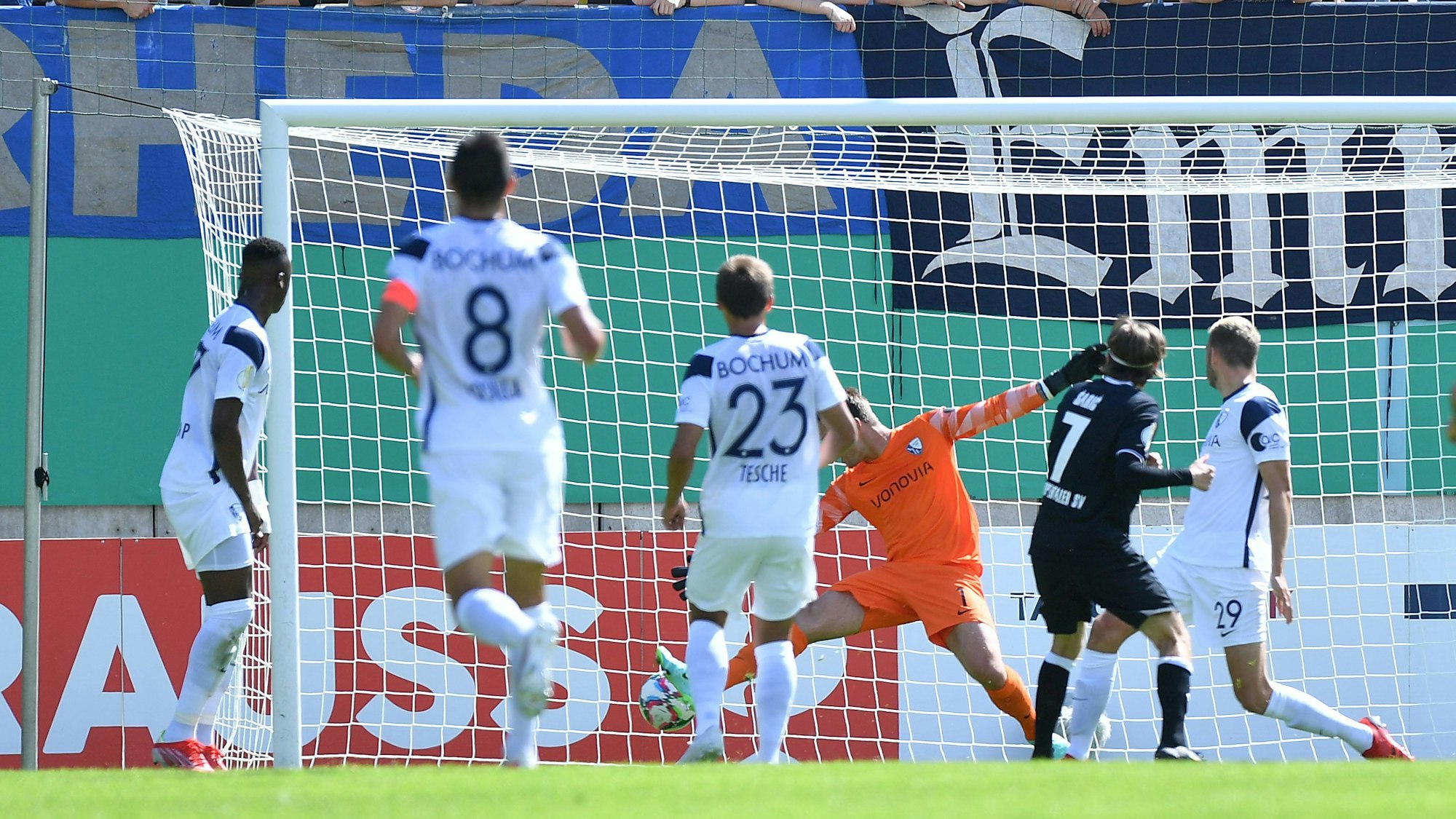 Semir Saric schießt im DFB-Pokalspiel zum 1:0 für den Wuppertaler SV gegen den VfL Bochum ein.