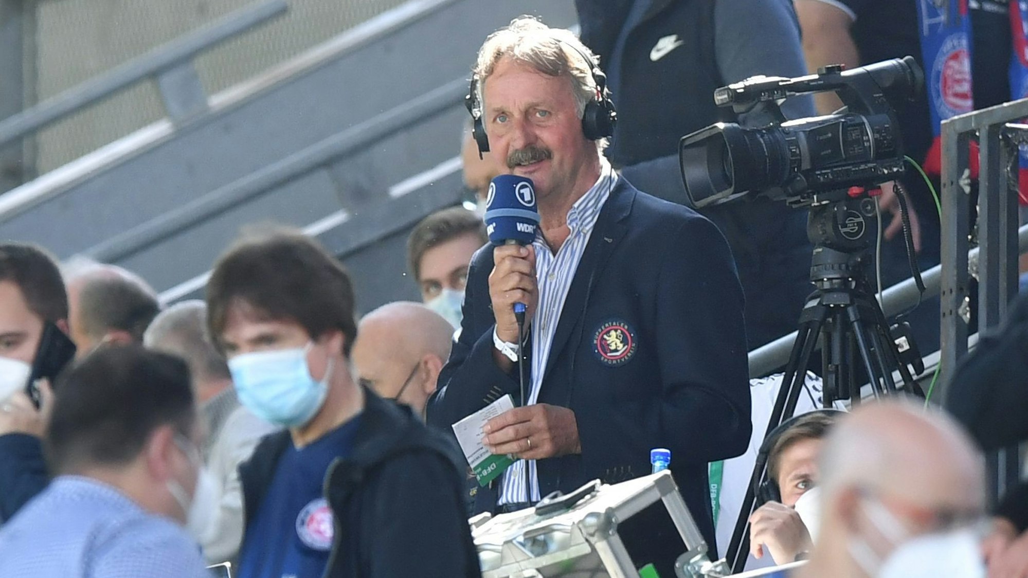 Peter Neururer beim Pokalspiel zwischen dem Wuppertaler SV und dem VfL Bochum im Interview.