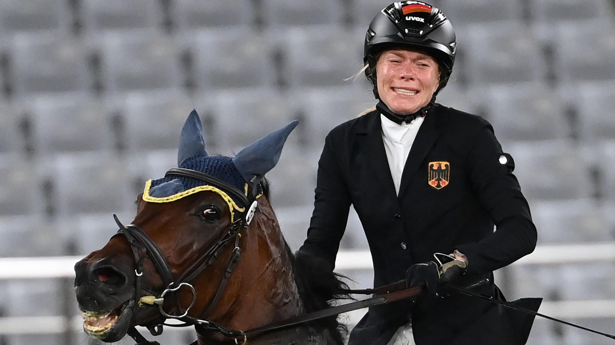 Annika Schleu weint beim Modernen Fünfkampf während des Springreitens.
