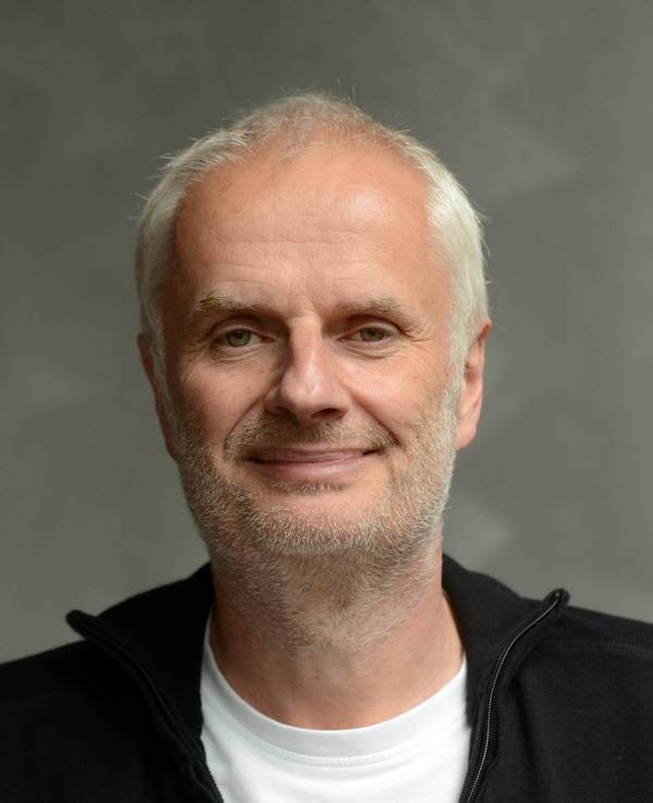 Roland Temme lächelt in die Kamera.