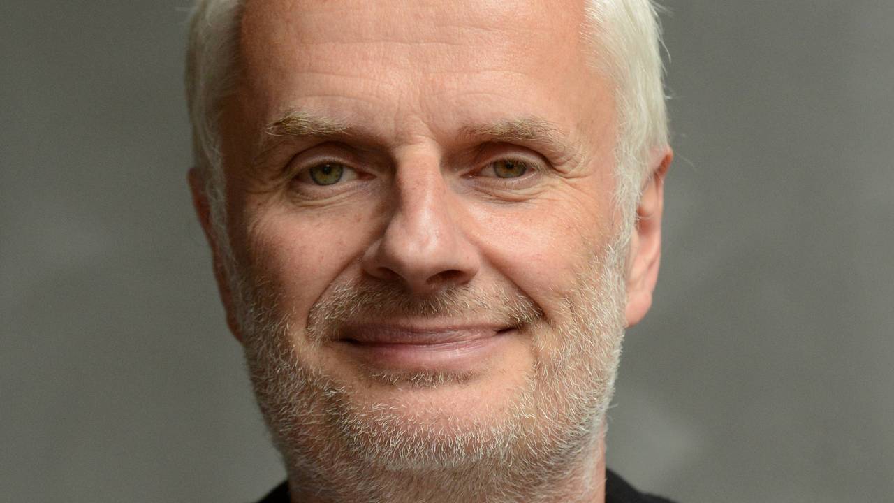Roland Temme lächelt in die Kamera.
