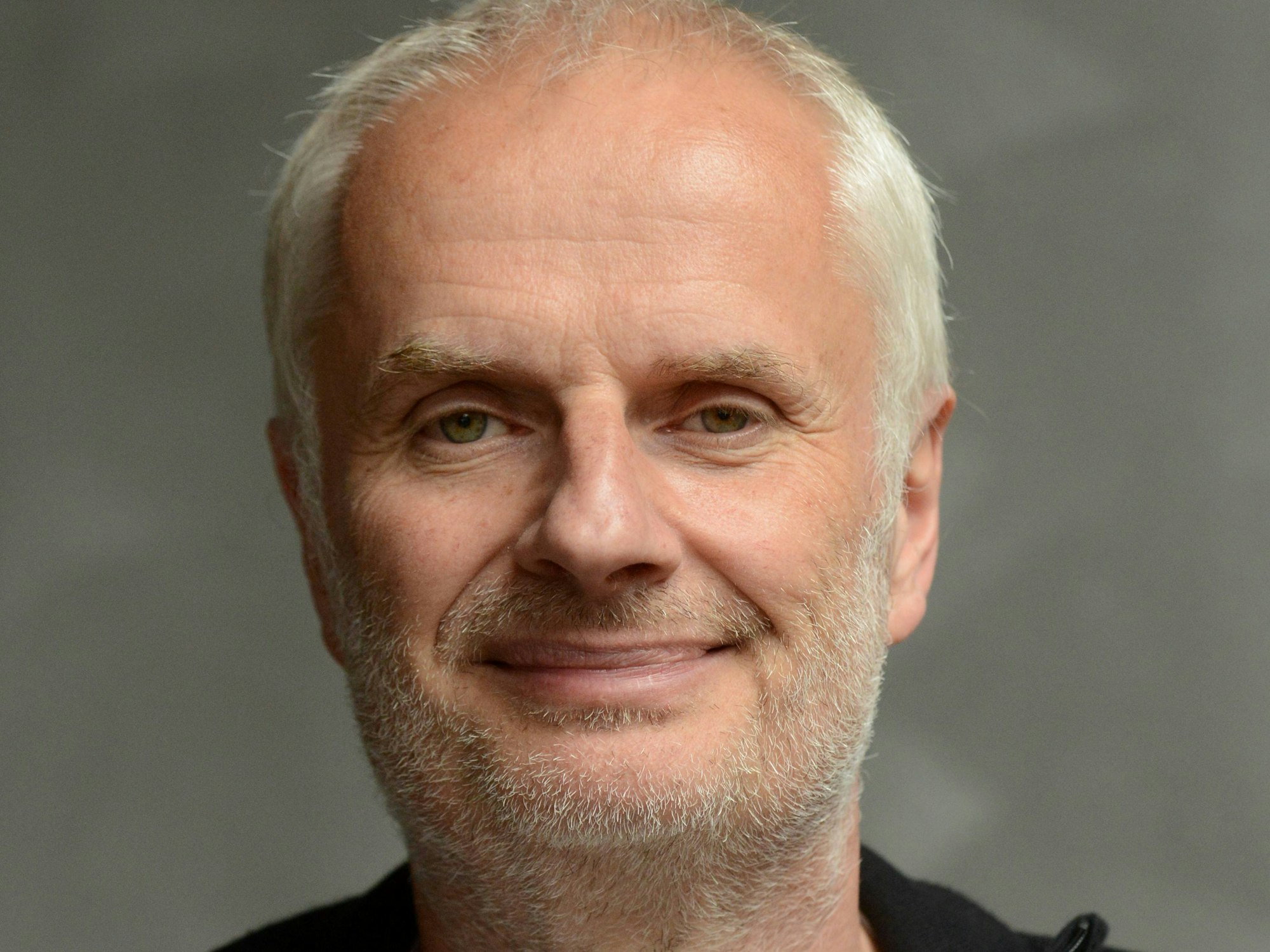 Roland Temme lächelt in die Kamera.