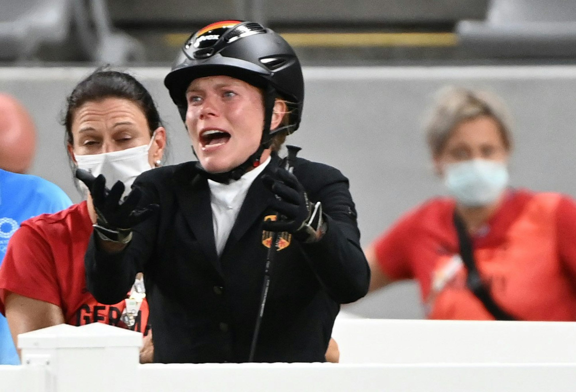 Annika Schleu hebt beim Springreit-Wettbewerb des Olympischen Fünfkampfes in Tokio klagend die Arme.