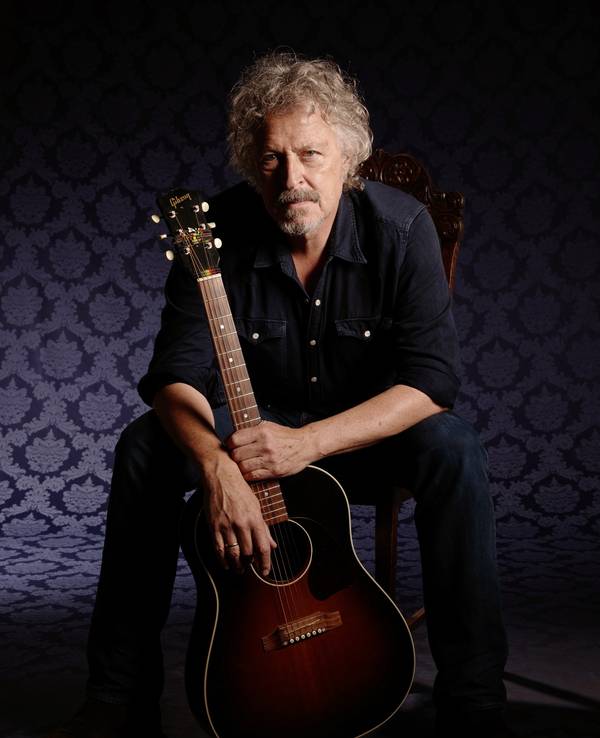 Sänger Wolfgang Niedecken mit Gitarre
