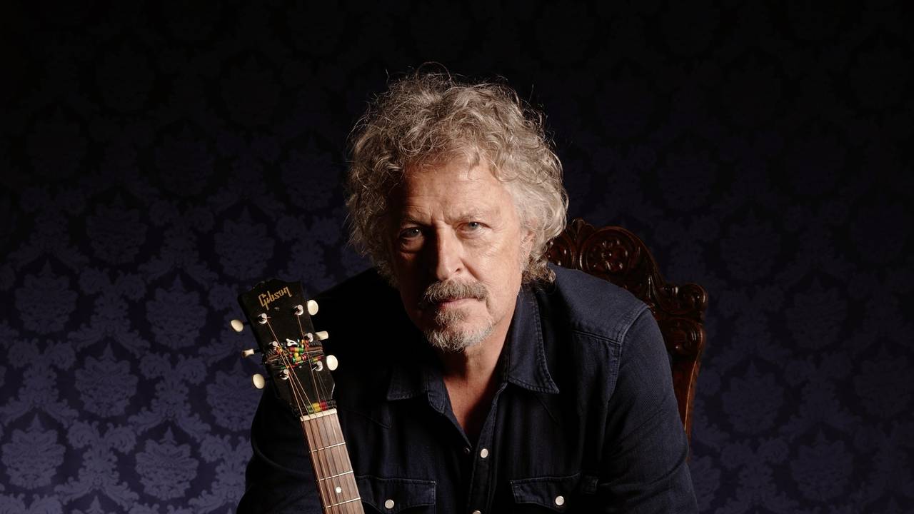 Sänger Wolfgang Niedecken mit Gitarre
