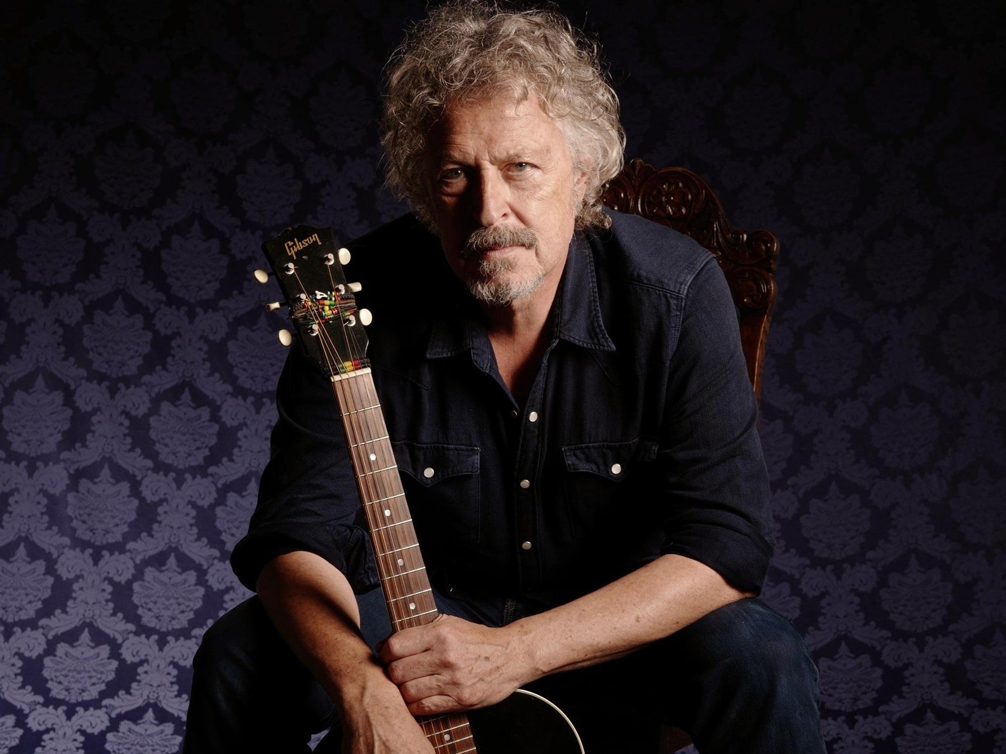 Sänger Wolfgang Niedecken mit Gitarre