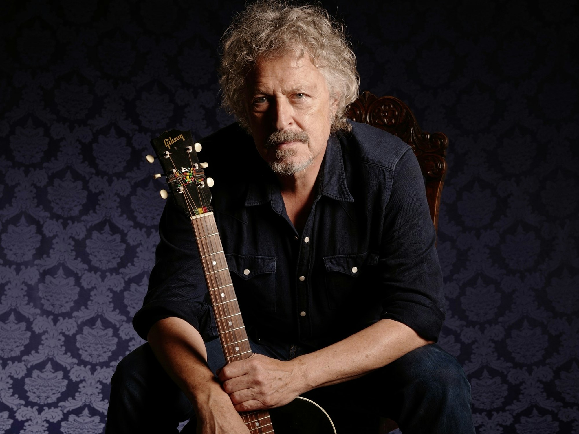 Sänger Wolfgang Niedecken mit Gitarre