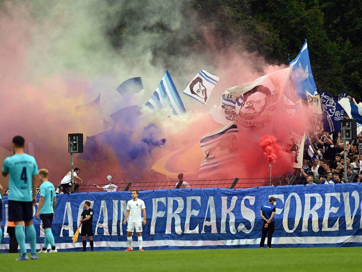 Fans des SV Babelsberg zündeten rund um das Pokalspiel gegen Greuther Fürth Pyrotechnik.
