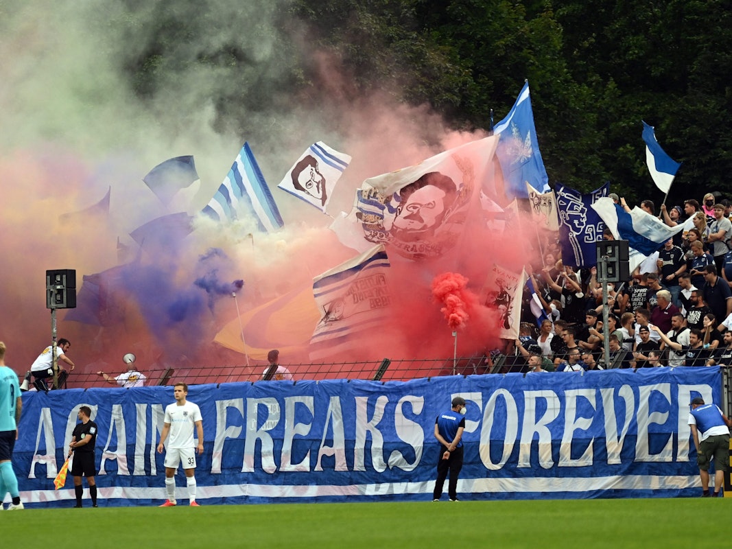 Fans des SV Babelsberg zündeten rund um das Pokalspiel gegen Greuther Fürth Pyrotechnik.