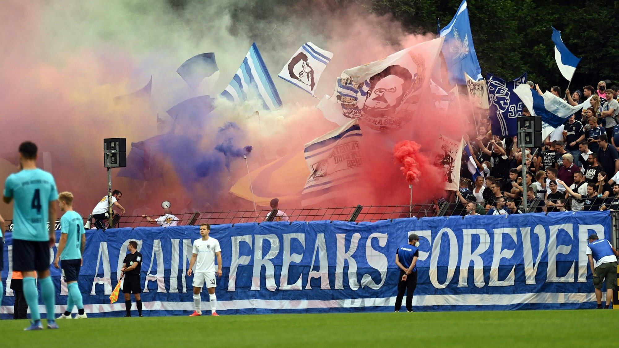 Fans des SV Babelsberg zündeten rund um das Pokalspiel gegen Greuther Fürth Pyrotechnik.