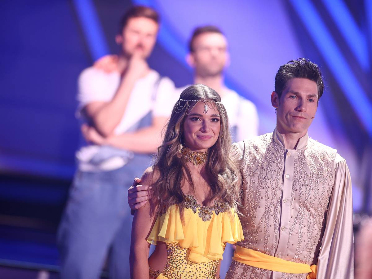 Lola Weippert, Radiomoderatorin, und Christian Polanc, Profitänzer, stehen während der neunten RTL-Show von "Let's Dance" nach ihrem Ausscheiden auf der Bühne. +++ dpa-Bildfunk +++