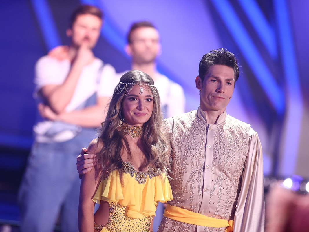 Lola Weippert, Radiomoderatorin, und Christian Polanc, Profitänzer, stehen während der neunten RTL-Show von "Let's Dance" nach ihrem Ausscheiden auf der Bühne. +++ dpa-Bildfunk +++