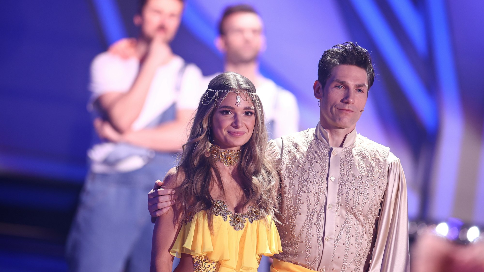 Lola Weippert, Radiomoderatorin, und Christian Polanc, Profitänzer, stehen während der neunten RTL-Show von "Let's Dance" nach ihrem Ausscheiden auf der Bühne. +++ dpa-Bildfunk +++