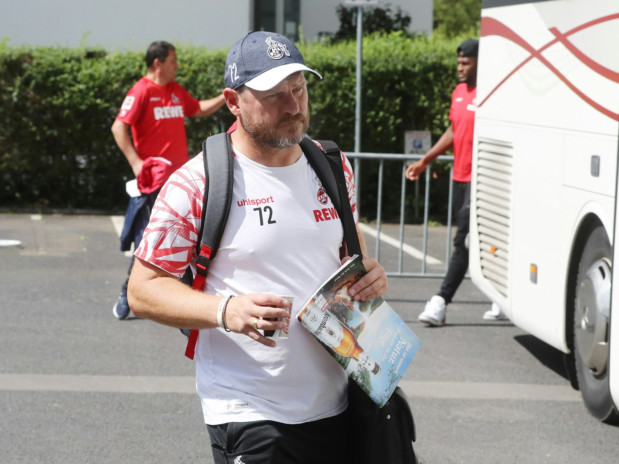 Steffen Baumgart steigt in den Bus des 1. FC Köln.