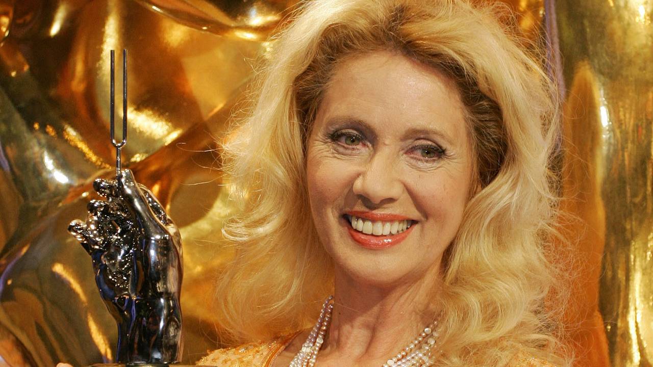 Margot Eskens hält am Donnerstagabend (22.09.2005) nach der Aufzeichnung zur Sendung die Goldene Stimmgabel in der Friedrich-Ebert-Halle in Ludwigshafen ihre Auszeichnung in den Händen, sie bekam den Platinum Lifetime Award für ihr Lebenswerk.