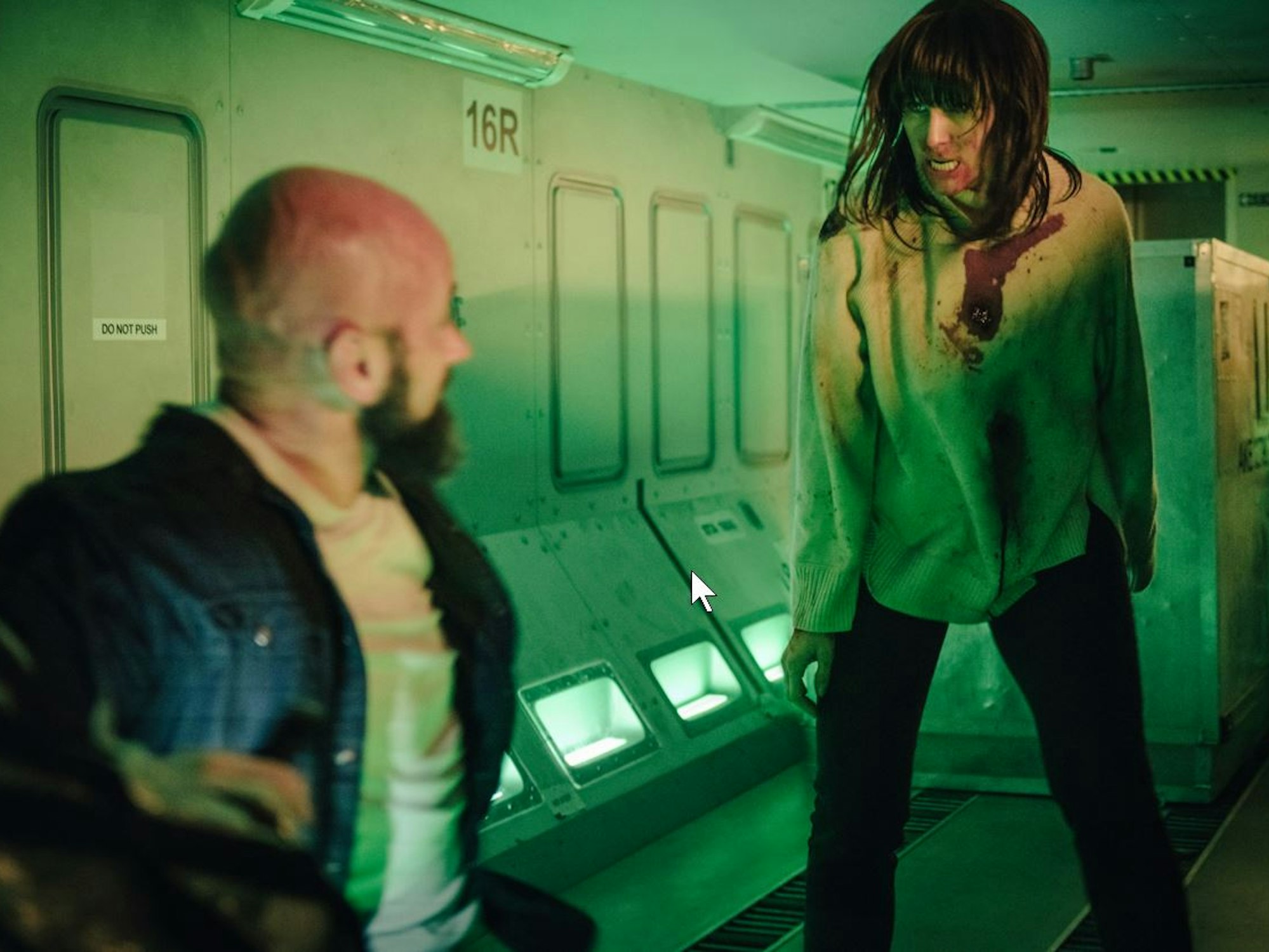 Schauspielerin Peri Baumeister in einer Szene im Netflix-Film Blood Red Sky