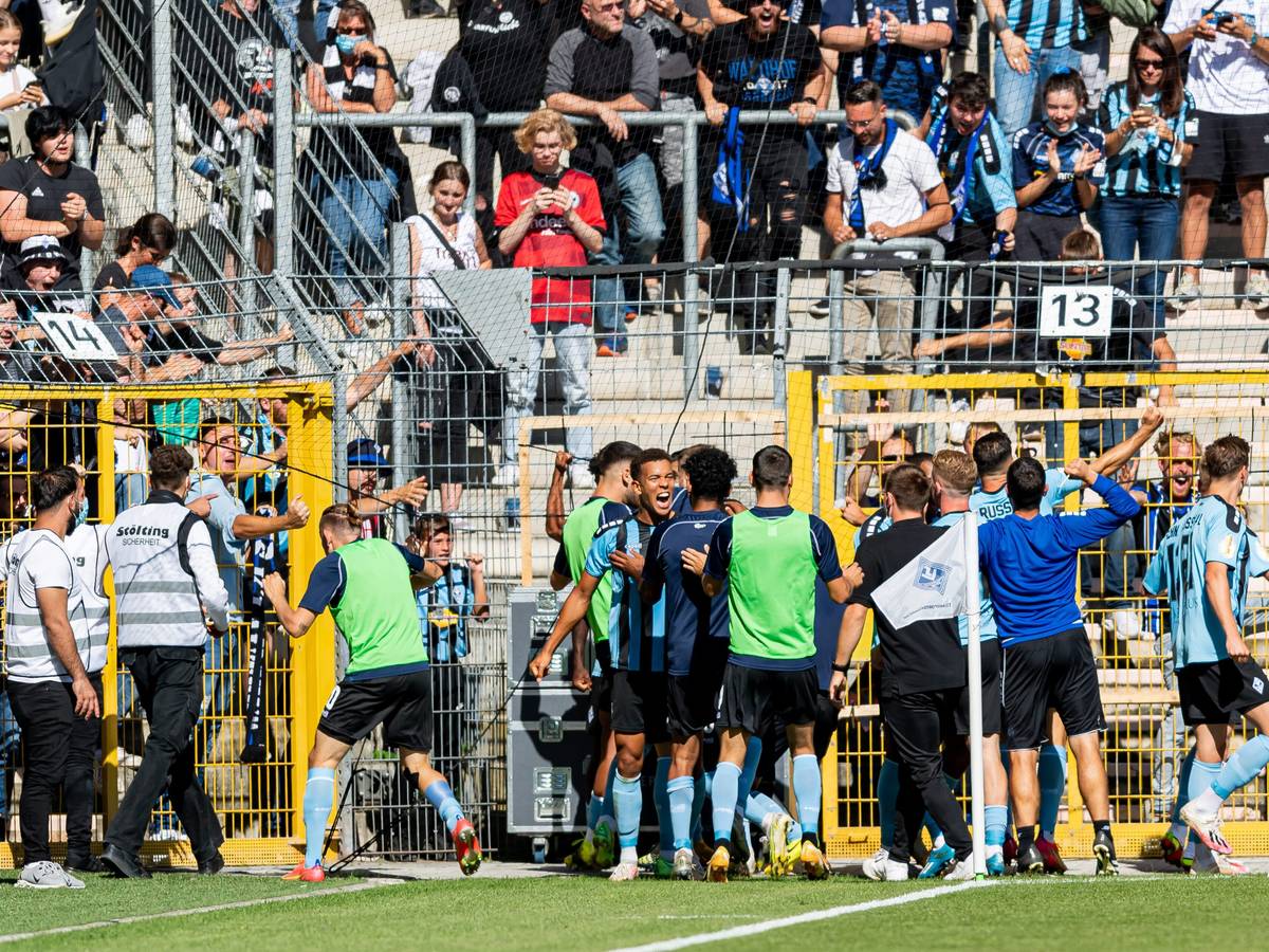 Die Spieler von Waldhof Mannheim jubeln im DFB-Pokal gegen Eintracht Frankfurt vor ihrem Fanblock.