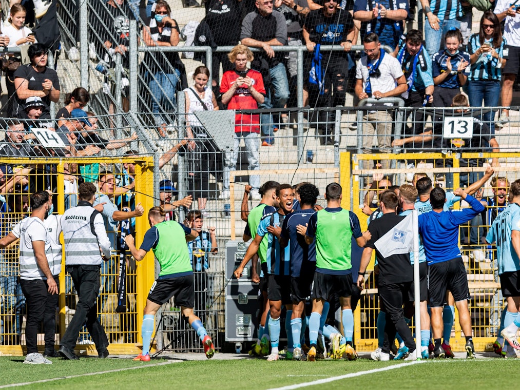 Die Spieler von Waldhof Mannheim jubeln im DFB-Pokal gegen Eintracht Frankfurt vor ihrem Fanblock.