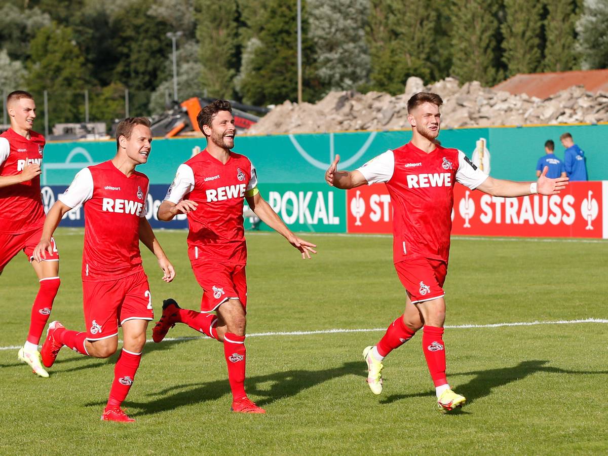 Der 1. FC Köln jubelt über den Pokal-Sieg beim FC Carl Zeiss Jena.