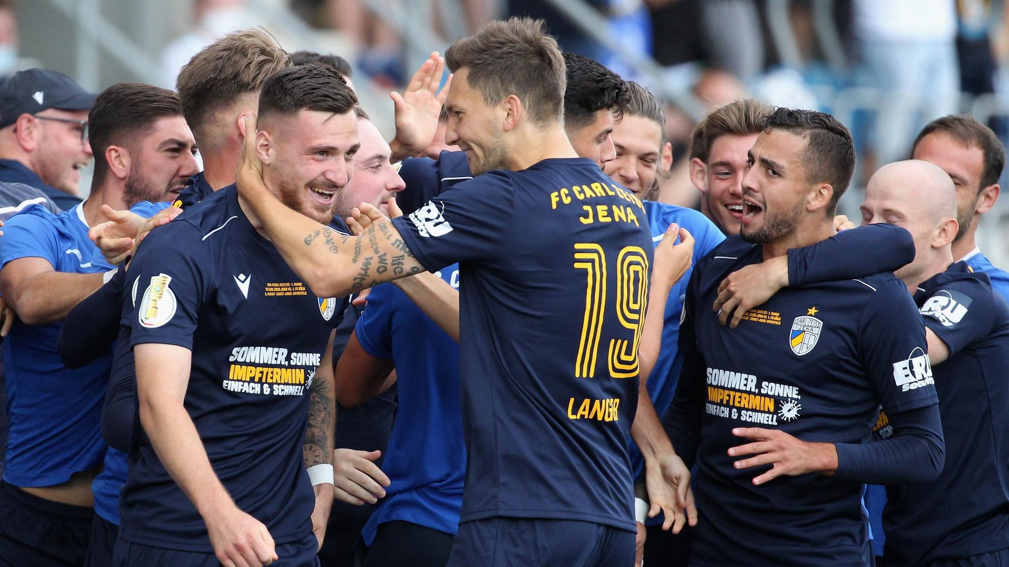 Der FC Carl Zeiss Jena bejubelt ein Tor gegen den 1. FC Köln im DFB-Pokal.