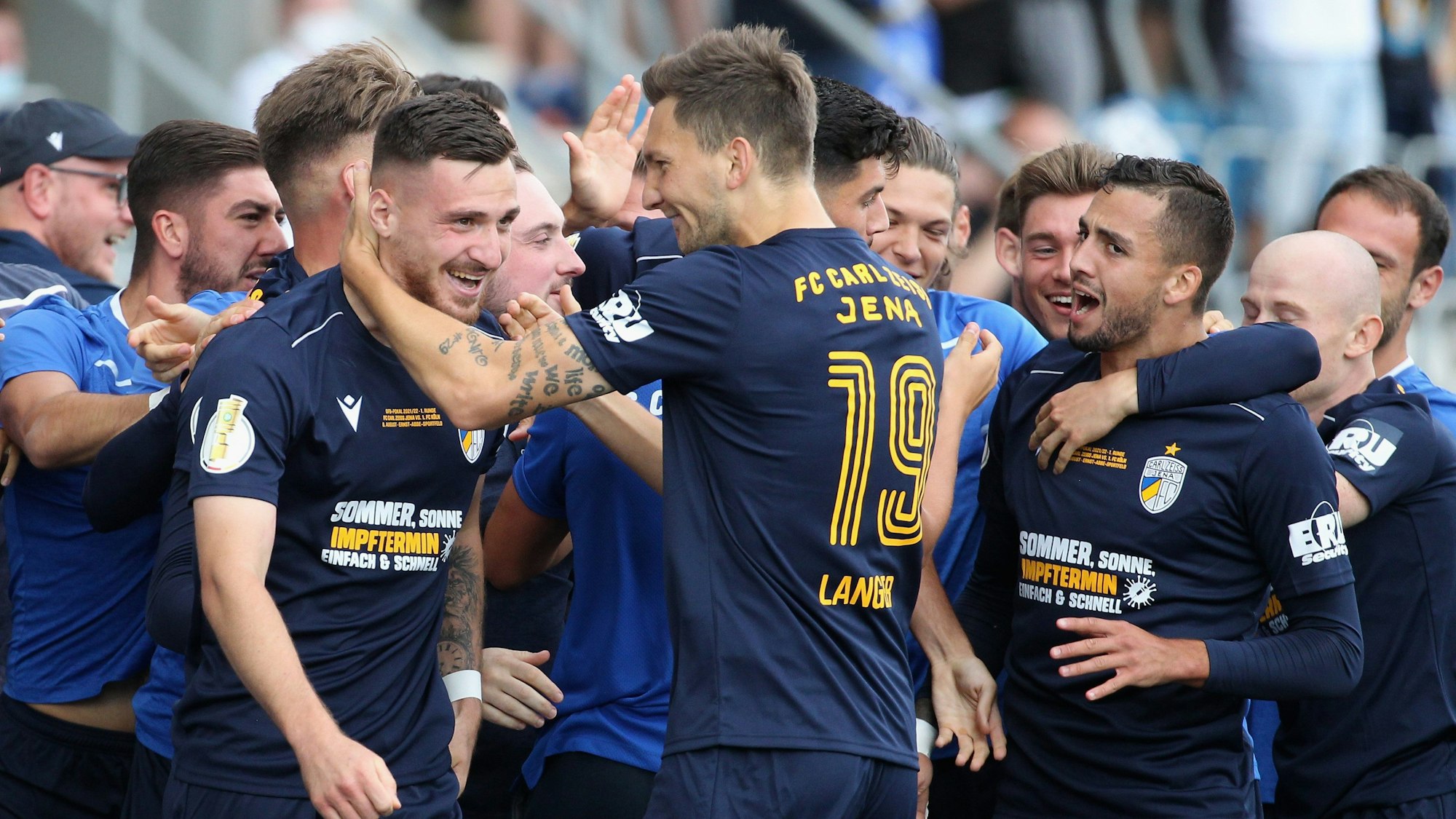 Der FC Carl Zeiss Jena bejubelt ein Tor gegen den 1. FC Köln im DFB-Pokal.