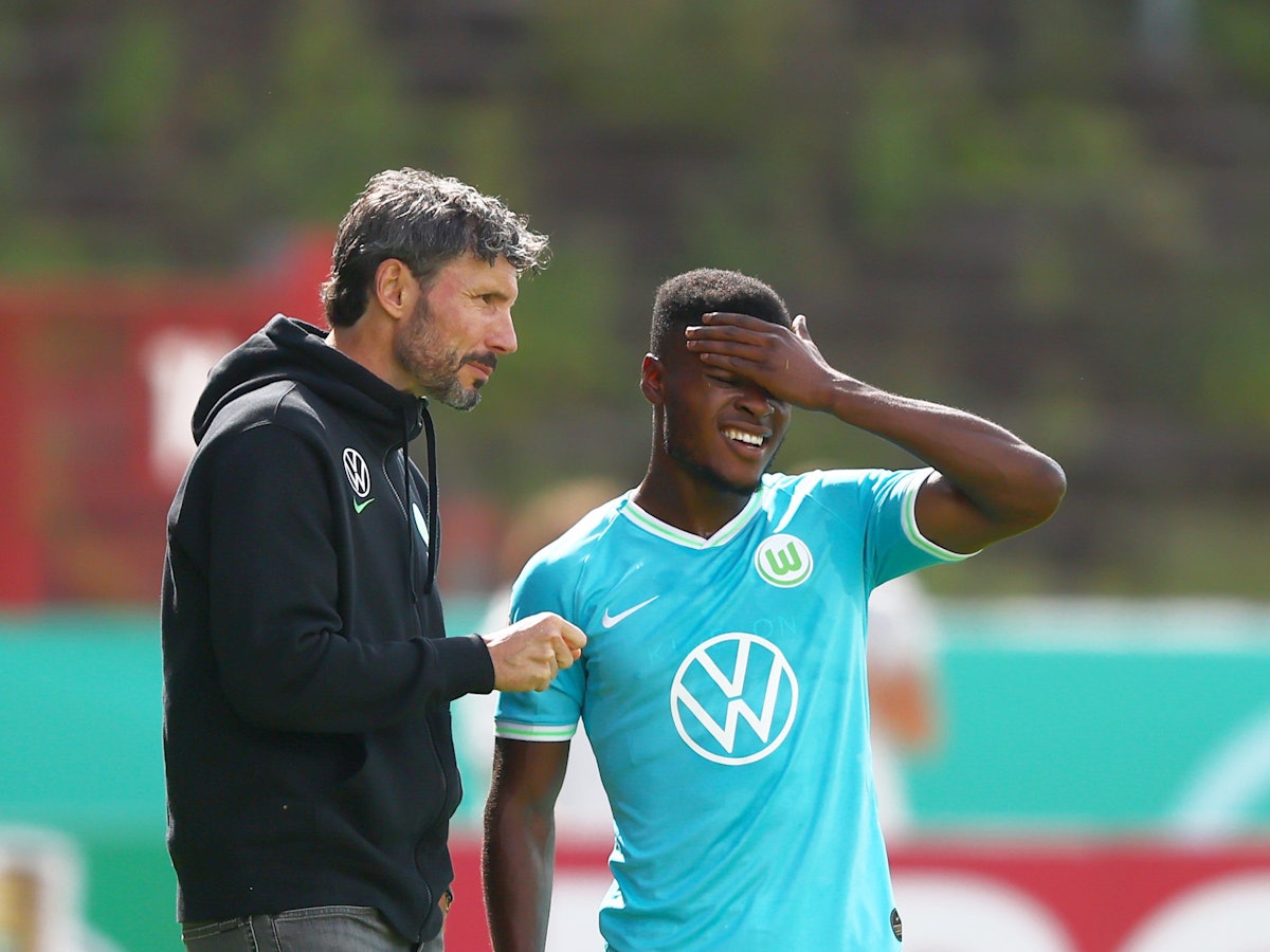 Mark van Bommel (Wolfsburg) mit Ridle Baku.
