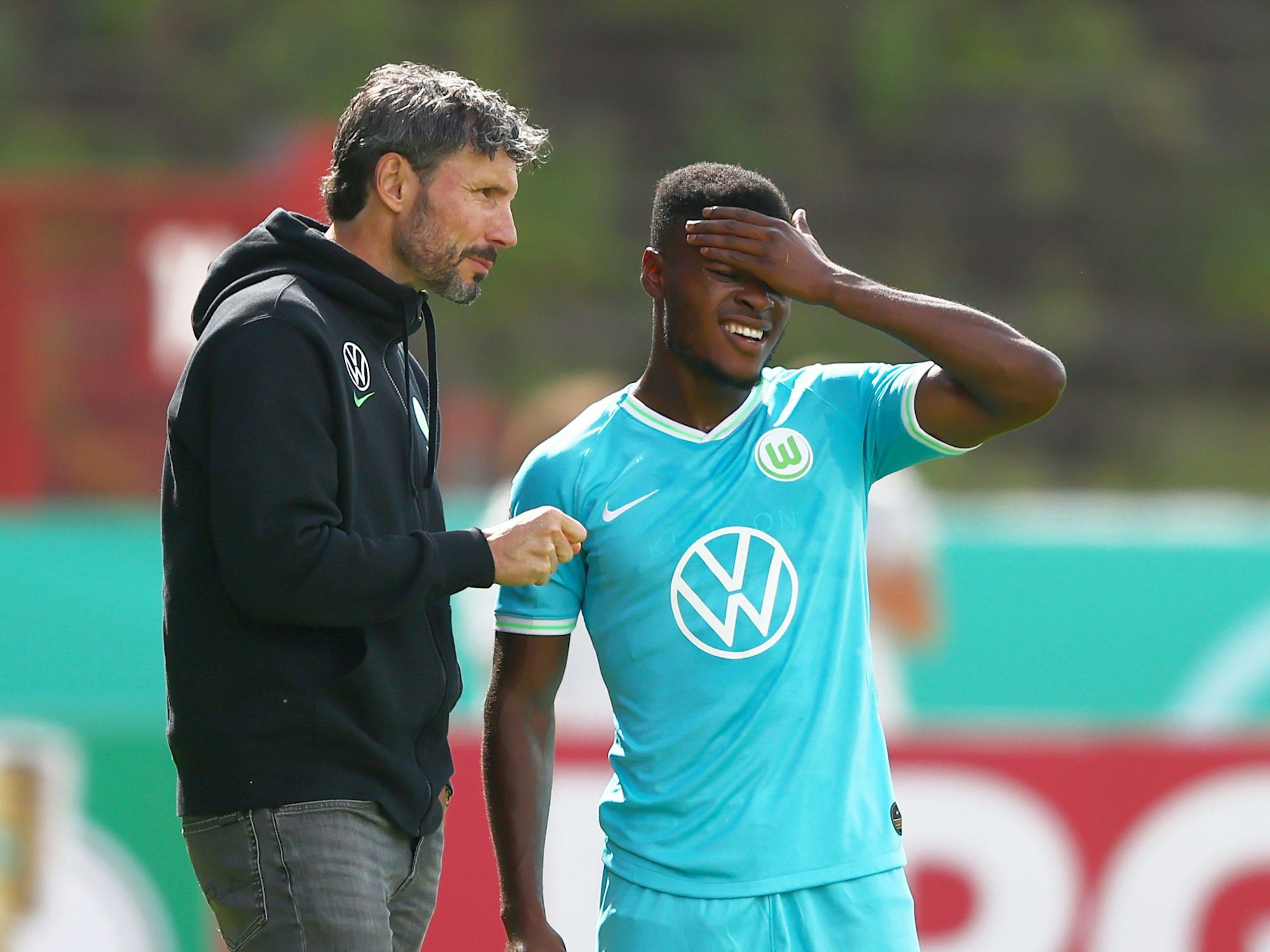 Mark van Bommel (Wolfsburg) mit Ridle Baku.