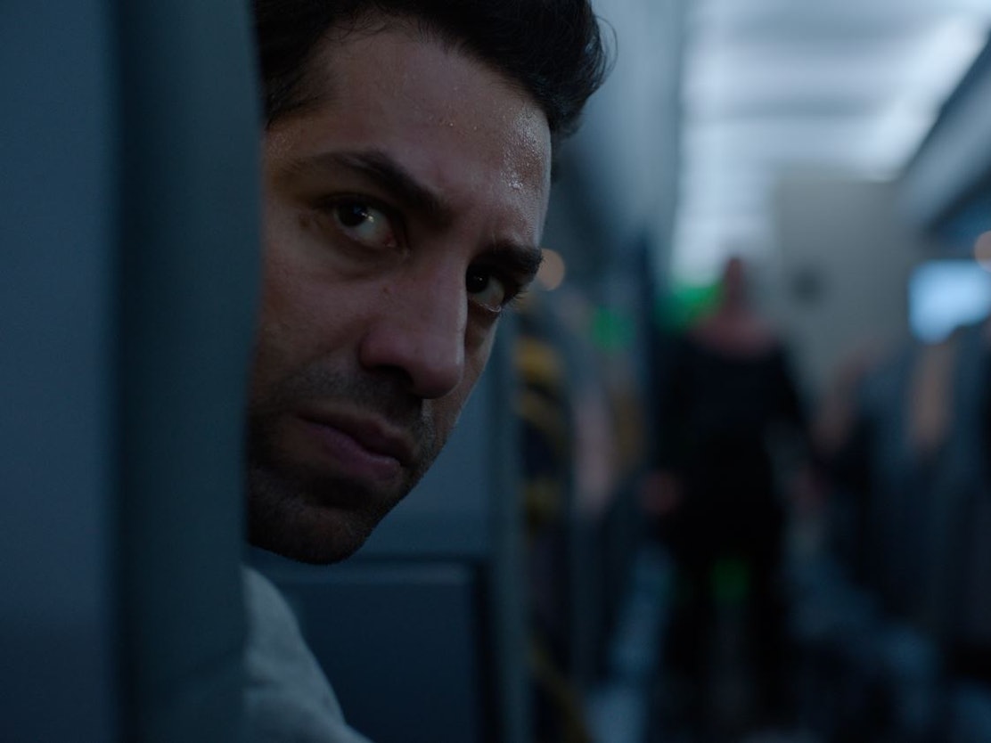 Kölner Schauspieler Kais Setti in einer Szene in neuem Netflix-Flim Blood Red Sky.