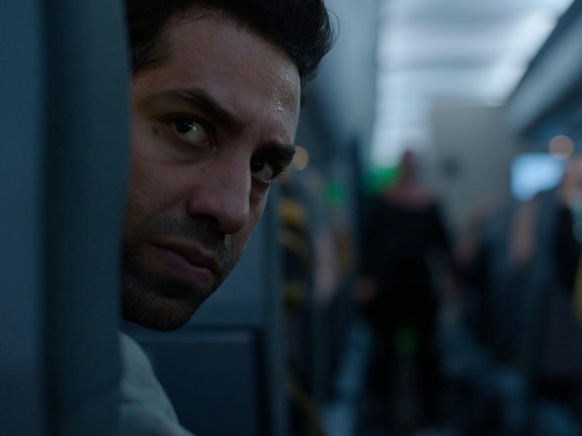 Kölner Schauspieler Kais Setti in einer Szene in neuem Netflix-Flim Blood Red Sky.