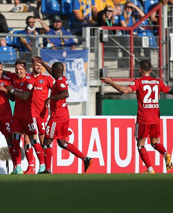 Der HSV bejubelt die Führung durch Jan Gyamerah im Pokalspiel bei Eintracht Braunschweig.