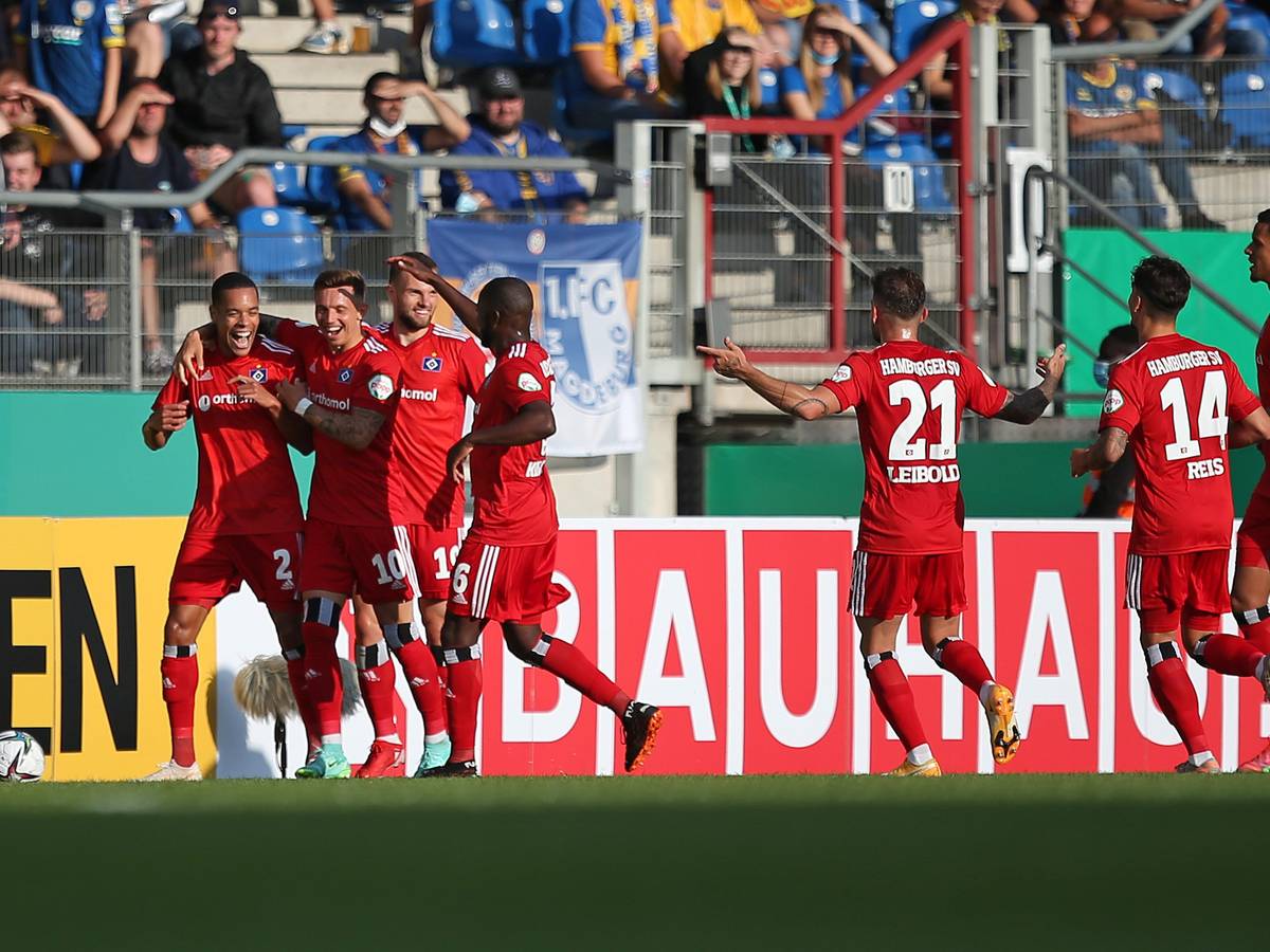 Der HSV bejubelt die Führung durch Jan Gyamerah im Pokalspiel bei Eintracht Braunschweig.