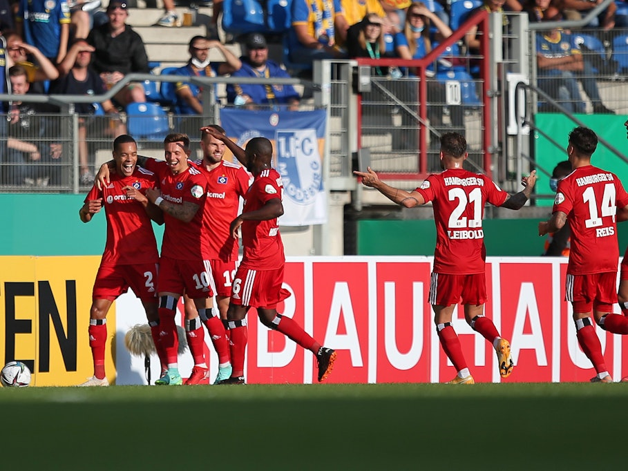 Der HSV bejubelt die Führung durch Jan Gyamerah im Pokalspiel bei Eintracht Braunschweig.