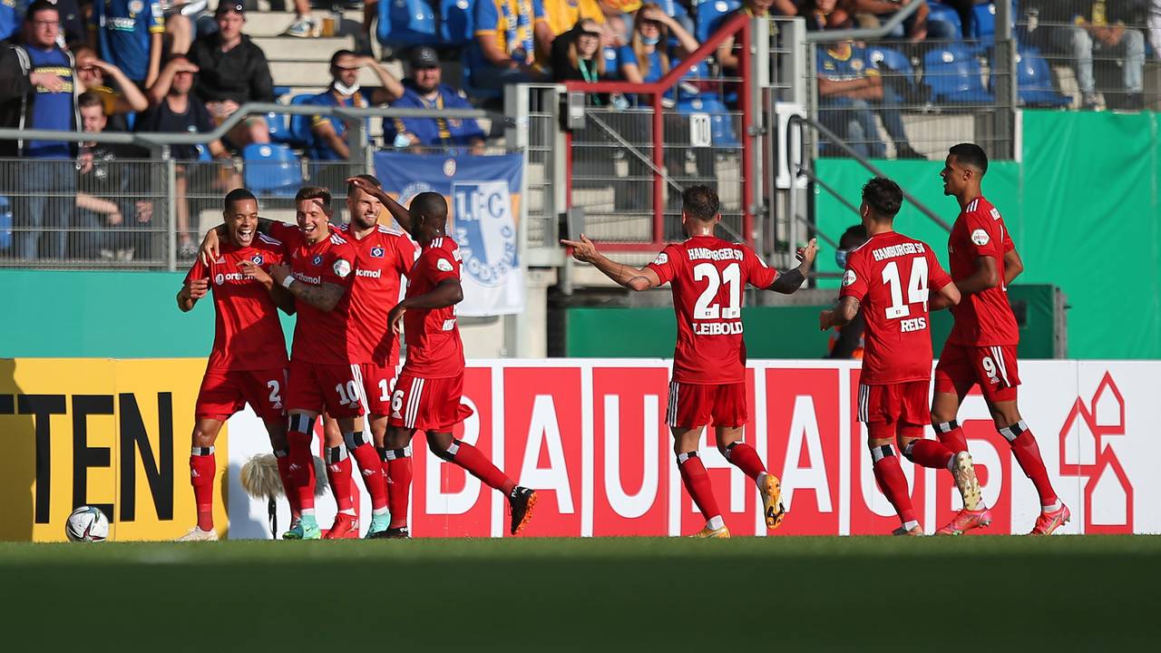 Der HSV bejubelt die Führung durch Jan Gyamerah im Pokalspiel bei Eintracht Braunschweig.