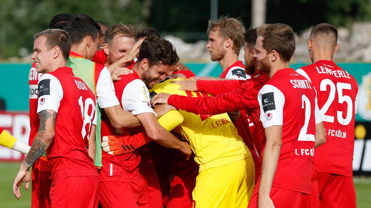 Die Spieler des 1. FC Köln umarmen Marvin Schwäbe.