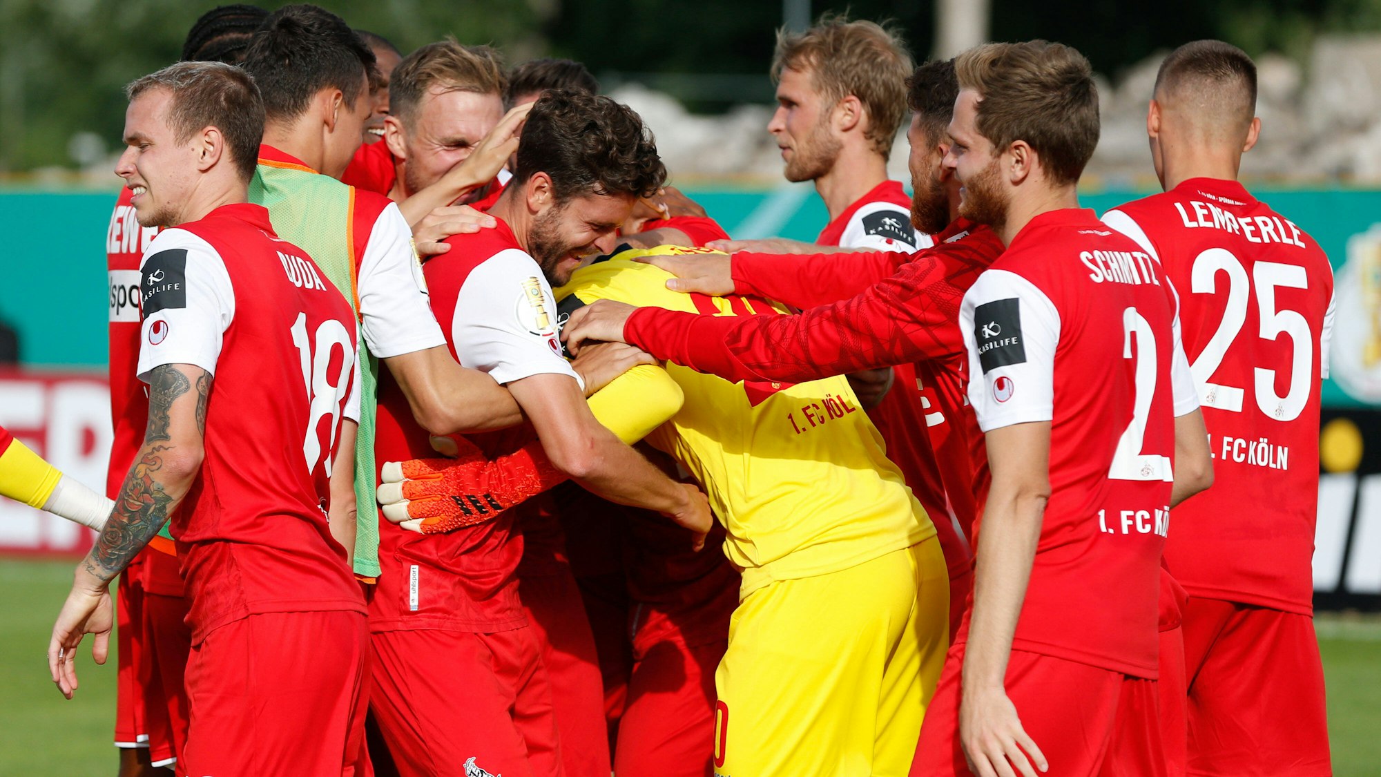 Die Spieler des 1. FC Köln umarmen Marvin Schwäbe.